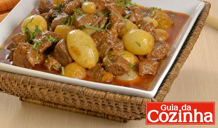 Foto com a receita de picadinho de carne com vinho