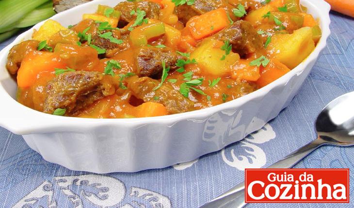 Foto com a receita de picadinho de mandioca