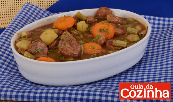 Foto da receita de picadinho suíno em uma travessa oval branca.