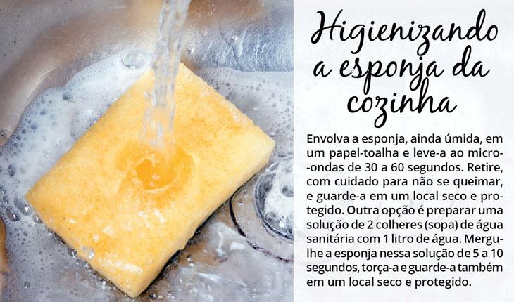Na foto há uma esponja de cozinha dentro de uma pia e está caindo água em cima dela. Ao lado está a dica sobre como ficar livre de bactérias na bucha: envolva a esponja, ainda úmida, em um papel-toalha e leve-a ao micro-ondas de 30 a 60 segundos. Retire, com cuidado para não se queimar, e guarde-a em um local seco e protegido. Outra opção é preparar uma solução de 2 colheres (sopa) de água sanitária com 1 litro de água. Mergulhe a esponja nessa solução de 5 a 10 segundos, torça-a e guarde-a também em um local seco e protegido.