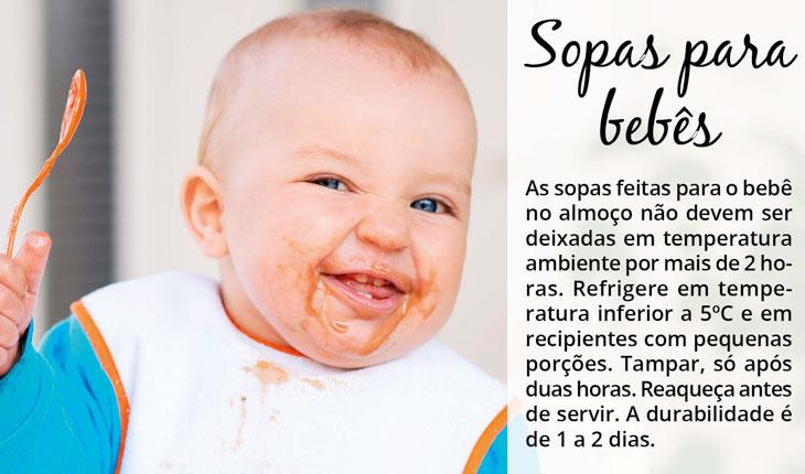 Na foto há um bebê com as bocas suja de comida e sorrindo. No lado direito está a dica para manter as bactérias longe as sopas dos bebês: as sopas feitas para o bebê no almoço não devem ser deixadas em temperatura ambiente por mais de 2 horas. Refrigere em temperatura inferior a 5ºC e em recipientes com pequenas porções. Tampar, só após duas horas. Reaqueça antes de servir. A durabilidade é de 1 a 2 dias.