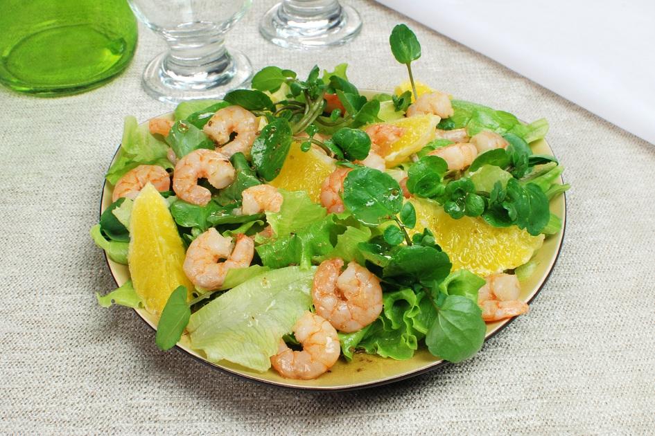 Salada citrus com camarão.