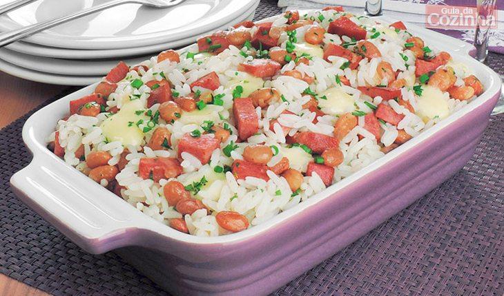 Foto com a receita de arroz com feijão picante em uma travessa de vidro retangular. A foto compõe uma galeria sobre os benefícios do feijão.