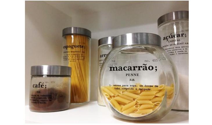 A foto mostra potes de vidro que são utilizados para guardar grãos, macarrão, entre outros tipos de alimento.