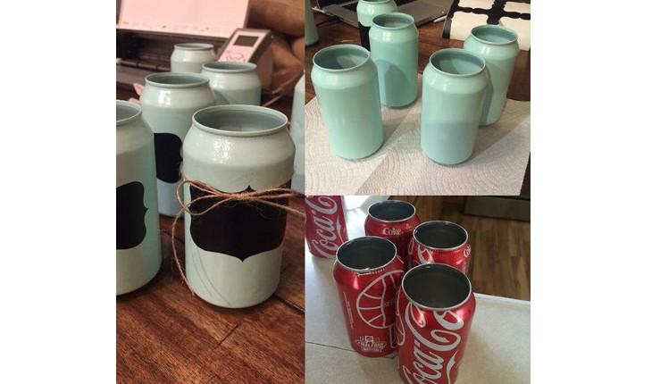 A foto é uma composição de 3 fotos que mostram como fazer vasinhos para centros de mesa decorativos. A primeira foto mostra as latas já pintadas de verde e com uma parte pintada de preto. Há uma fita amarrada ao redor. As outras fotos mostram as latinhas pintadas de verde e as latinhas com a parte de cima cortada.