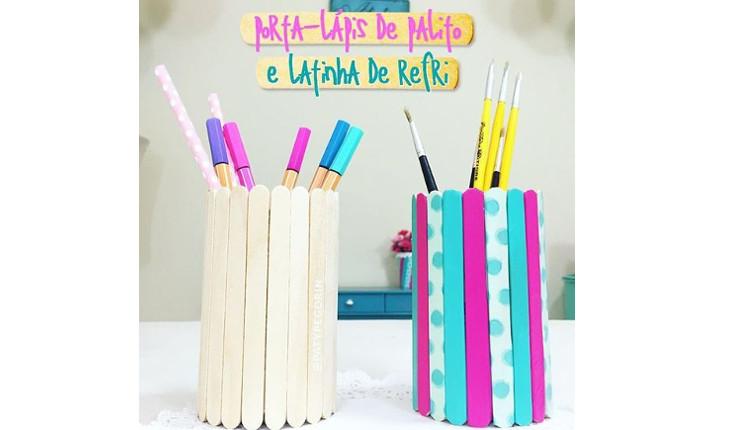 Na foto há dois organizadores de escritório com lápis e canetas dentro. É feito com latas de refrigerante e ao redor está revestido com palitos de sorvete. Um está na cor natural dos palitos e outro está pintado nas cores azul e rosa.