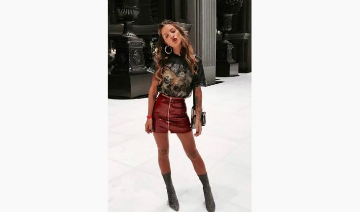 Giordana Serrano saia de couro vermelha e camiseta de banda instagram