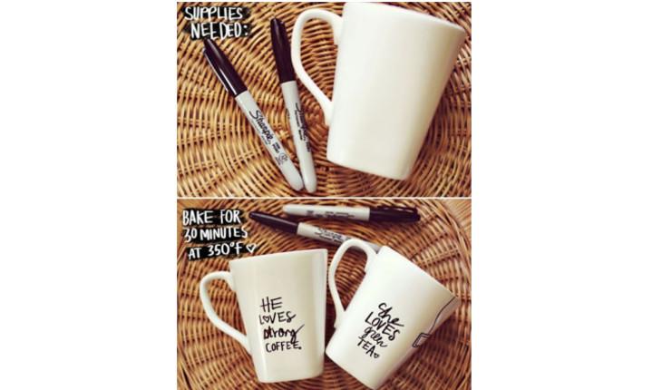 Na foto há duas imagens. A primeira é de uma caneca branca e a segunda é de duas canecas já com frases excritas com caneta permanente preta.