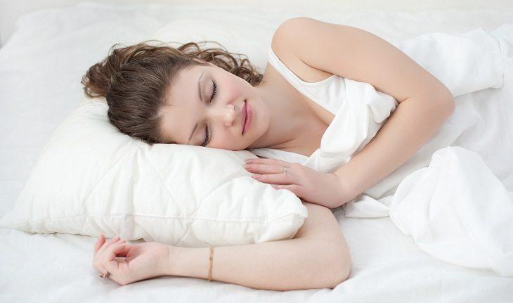 Mulher deitada na cama