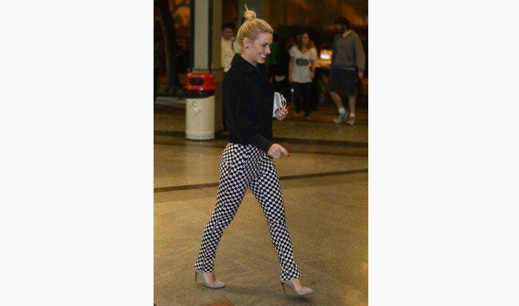 estilo de Carolina Dieckmann calça estampada e blusa preta pinterest