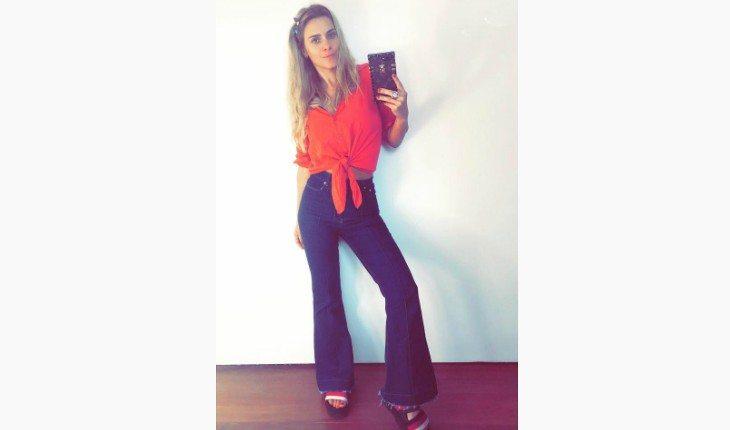 estilo de Carolina Dieckmann calça jeans e blusa de amarração pinterest