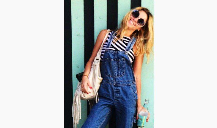 estilo de Carolina Dieckmann macacão jeans com camisa listrada pinterest