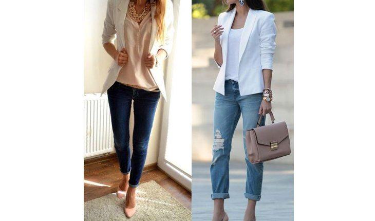 Na imagem há duas fotos de look com blazer branco. A primeira é uma mulher de calça jeans mais curta, uma blusa rosa-claro básica e um blazer por cima. Nos pés ela está com um sapato de bico fino e salto. Na outra foto há uma mulher de jeans, blusa branca e blazer branco.