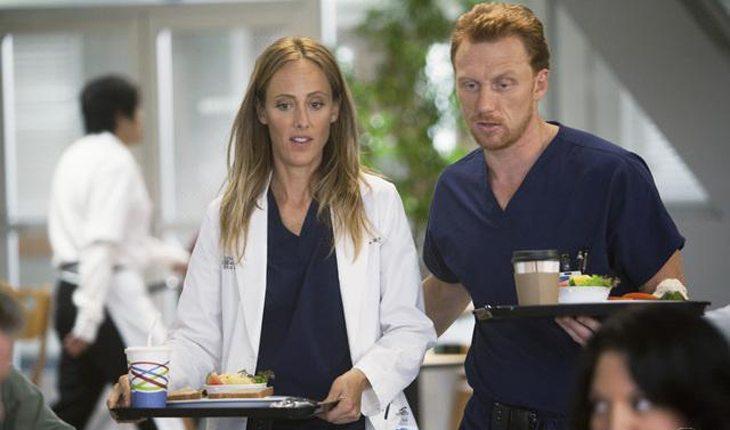 Dra. Altman. Na foto a médica está com Owen e uma bandeja de comida