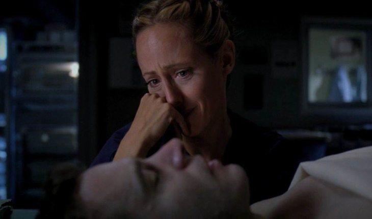Dra. Altman. Na foto a médica está chorando com o marido morto