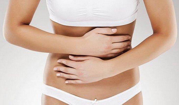Mulher com dores abdominais