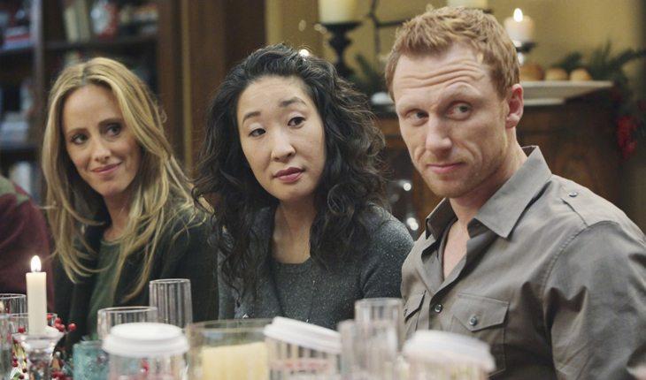 Dra. Altman. Na foto a médica está com Owen e Cristina Yang numa mesa de jantar