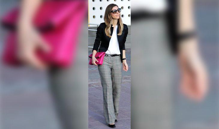 blazer desconstruído com calça com estampa xadrez príncipe de gales combinados À bolsa rosa vibrante