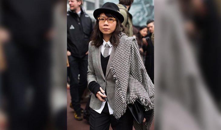 look elegante e formal revitalizado com estampa xadrez príncipe de gales, luvas sem proteção para os dedos e chapéu coco
