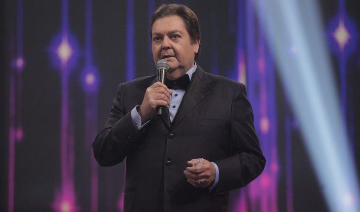 Quanto ganha o Faustão. Na foto, está o Faustão com um terno