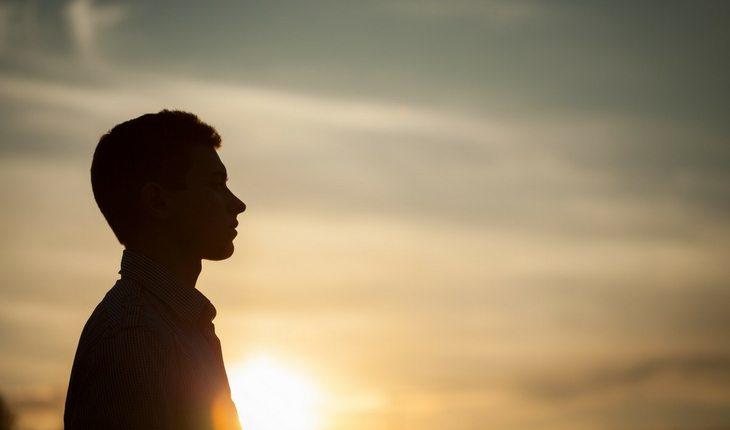 Homem no por do sol
