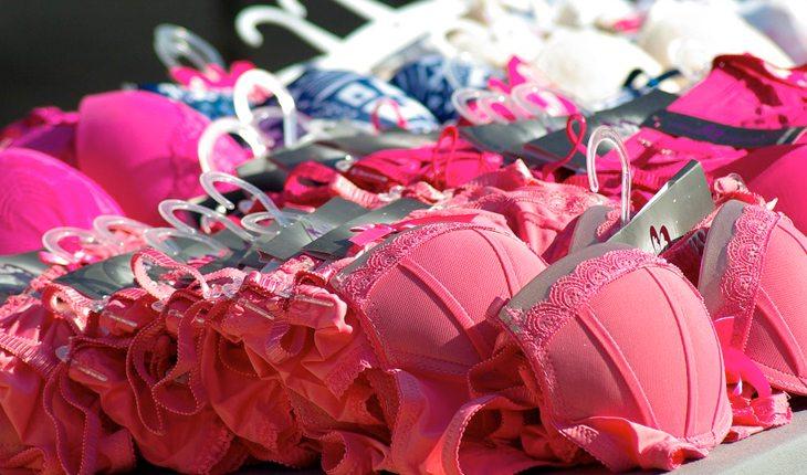 Tipos de amigo secreto. Na foto, várias lingeries enfileiradas