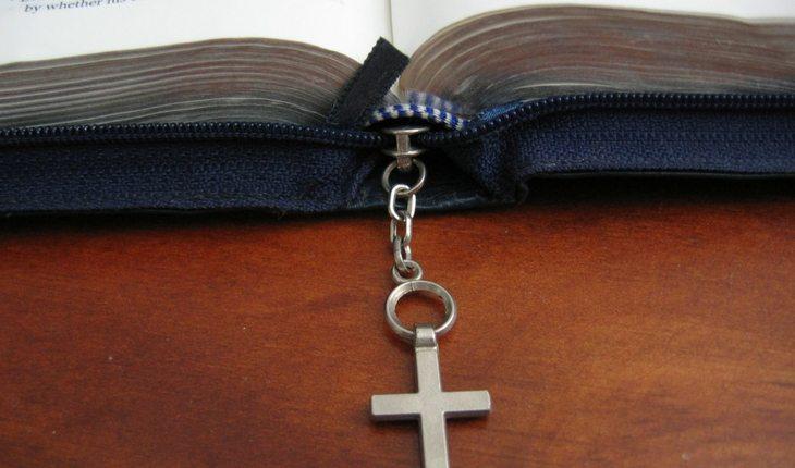 Biblia com terço