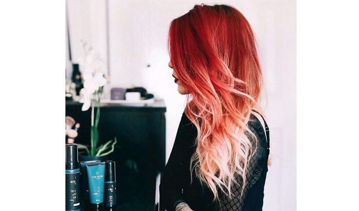mulher com cabelo ruivo com ombré com as pontas dos cabelos bem claras