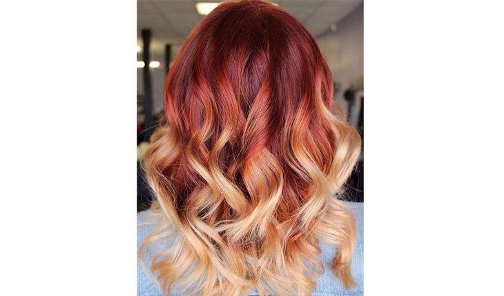 mulher ruiva com ombré hair e pontas dos cabelos loiras