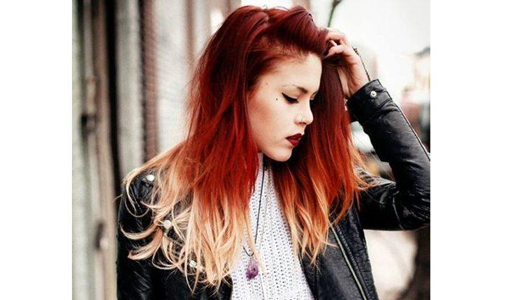 mulher ruiva com ombré hair só com as pontas dos cabelos loiras
