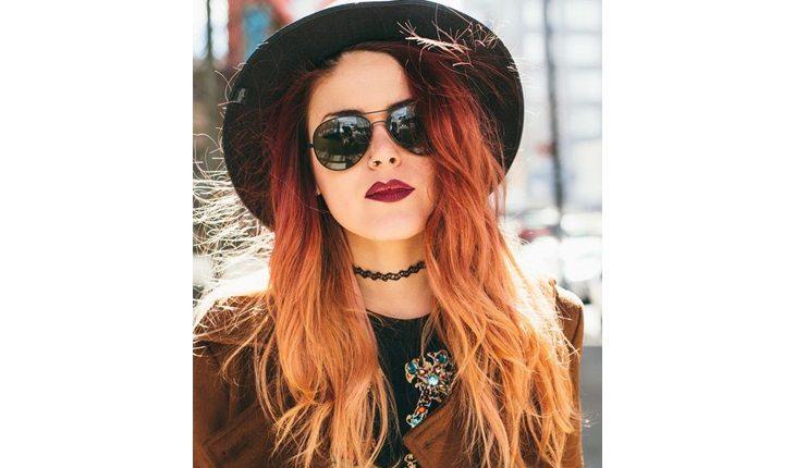 mulher ruiva com ombré hair e pontas dos cabelos loiras