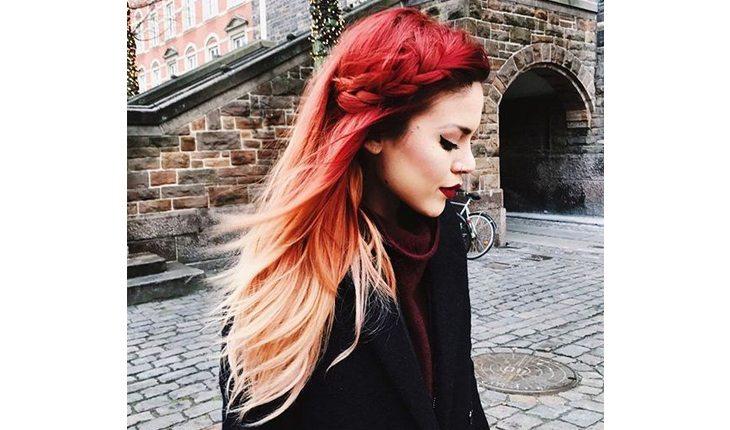 mulher ruiva com ombré hair e pontas dos cabelos bem claras