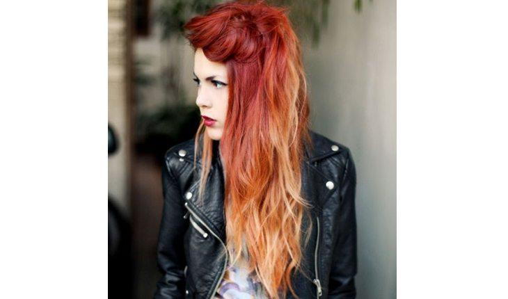 mulher ruiva com ombré hair e pontas laranjas