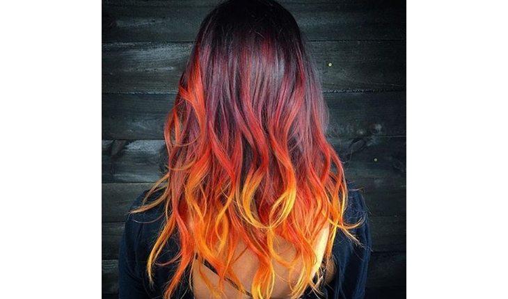 mulher ruiva com ombré hair em tons de laranja e loiro