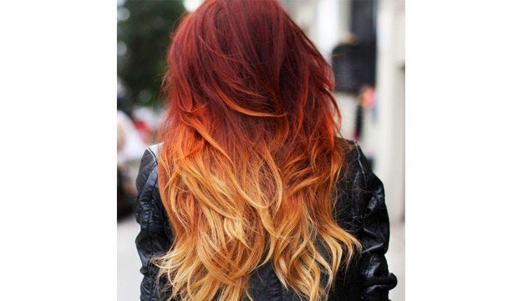 mulher ruiva com ombré hair com as pontas laranjas