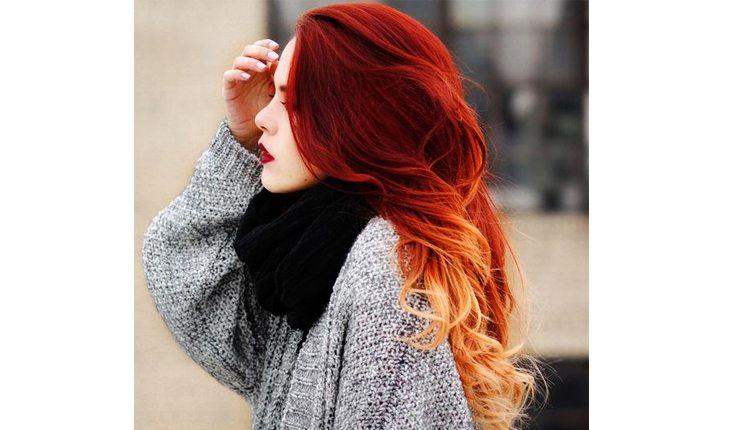 mulher ruiva com ombré hair e pontas laranjas