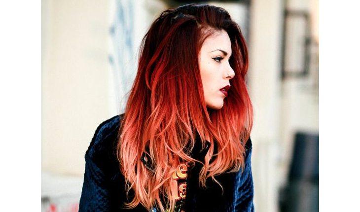 mulher ruiva com ombré hair com as pontas laranjas e avermelhadas em tons claros
