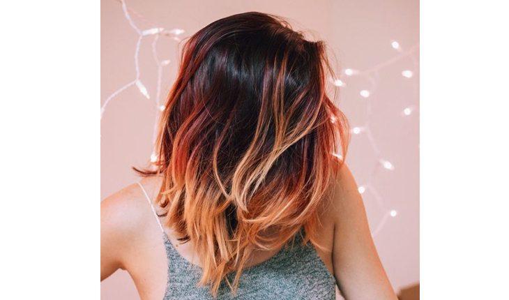 mulher ruiva com ombré hair e pontas laranjas