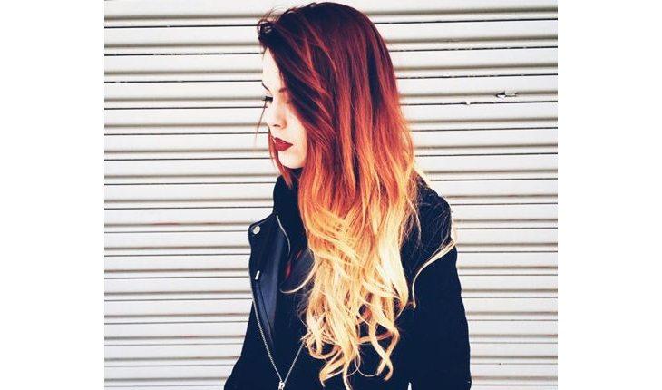 mulher ruiva com ombré hair e pontas laanja claro