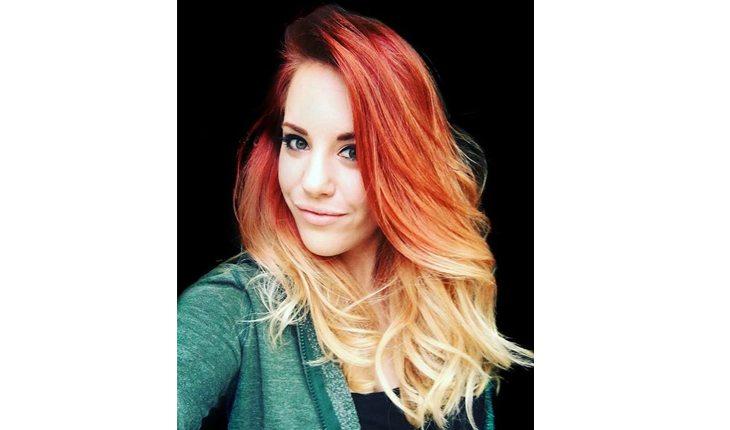 mulher ruiva com ombré hai e pontas dos cabelos loiras