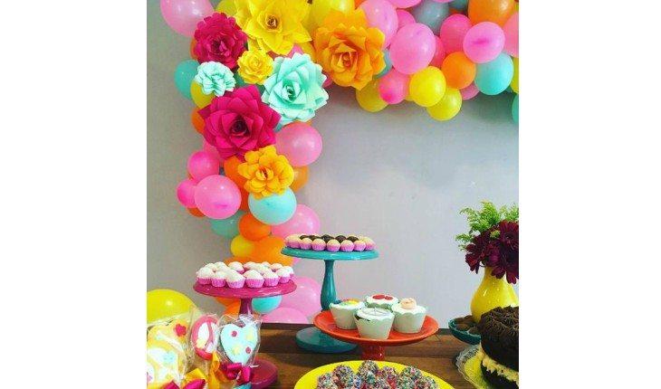 Como usar flores de papel na decoração de festa
