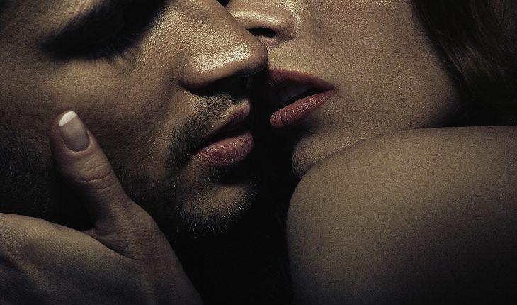 foto focado em um casal se beijando