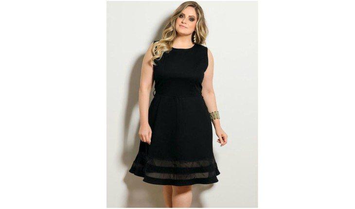 Mulher loira usando vestido preto