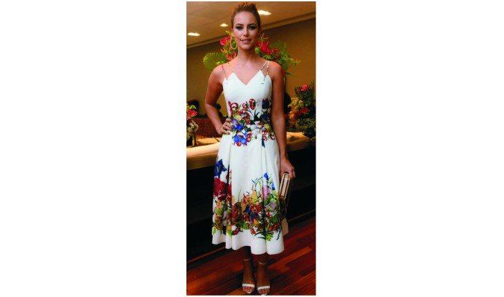 Atriz usando vestido midi.