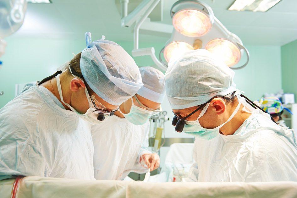 O transplante de medula óssea em crianças deve ser feito após indicação médica e por médicos especialistas.