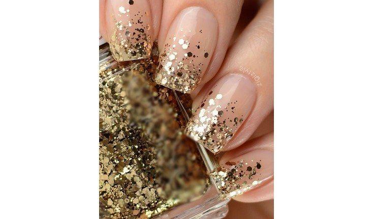 unha com glitter dourado
