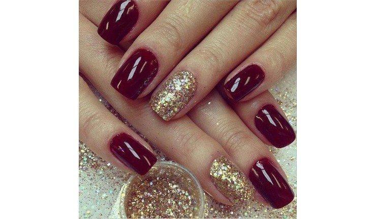 unha com glitter dourado