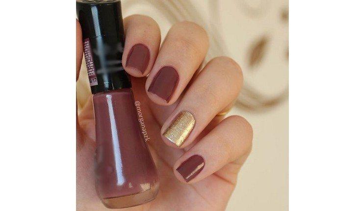 unha com glitter dourado