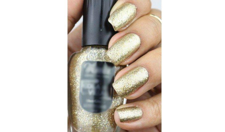 unha com glitter dourado