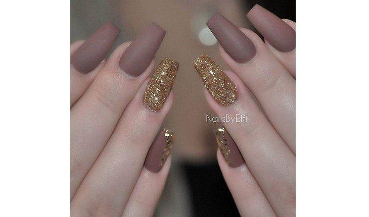 unha com glitter dourado